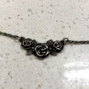 🌹 Beautiful silver toned rosebud necklace | vintage vibes | classic | timeless